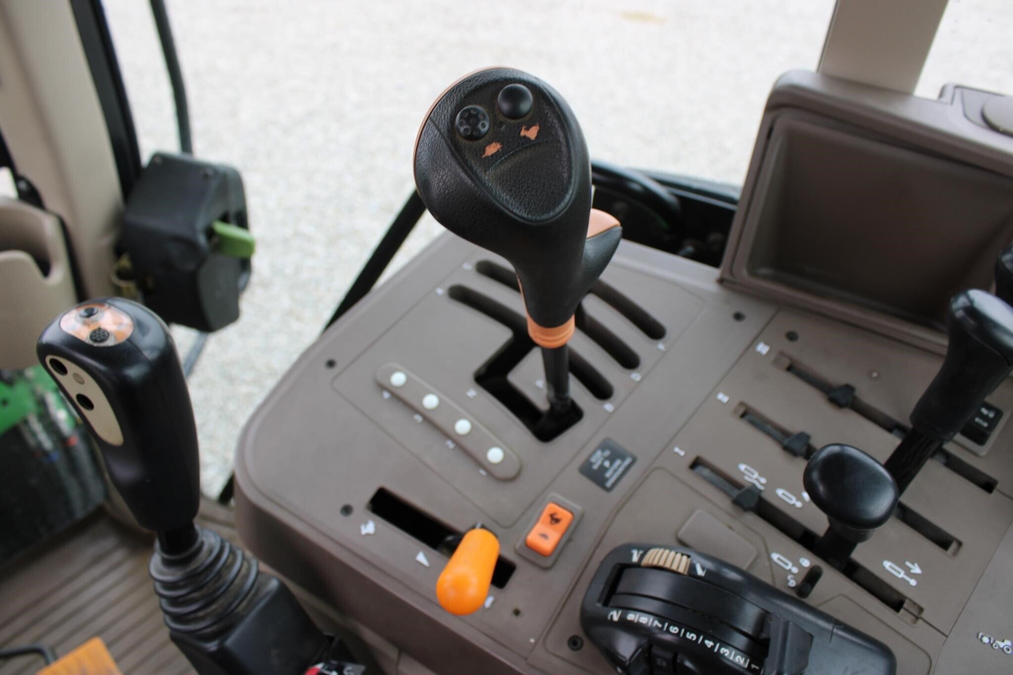 2009 John Deere 7330 thumbnail 11